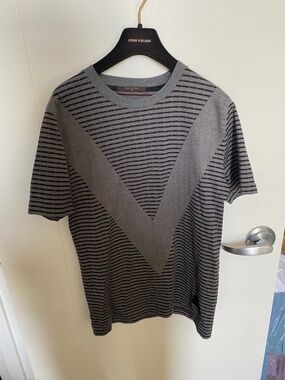 Louis Vuitton Men's grey V T shirt small